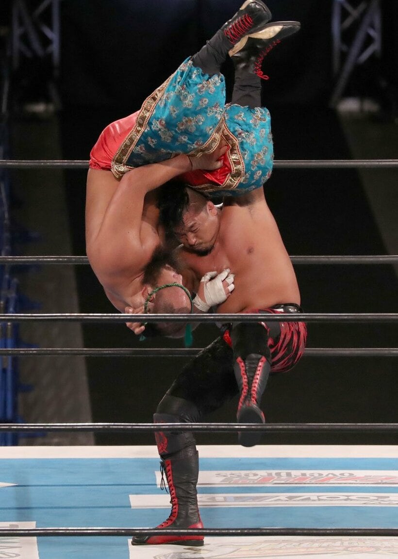  オーカーン（左）にラスト・オブ・ザ・ドラゴンを決める鷹木（東スポWeb）