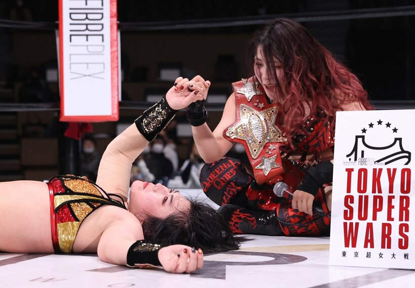  試合後、舞華(左)の健闘をたたえる詩美（東スポWeb）