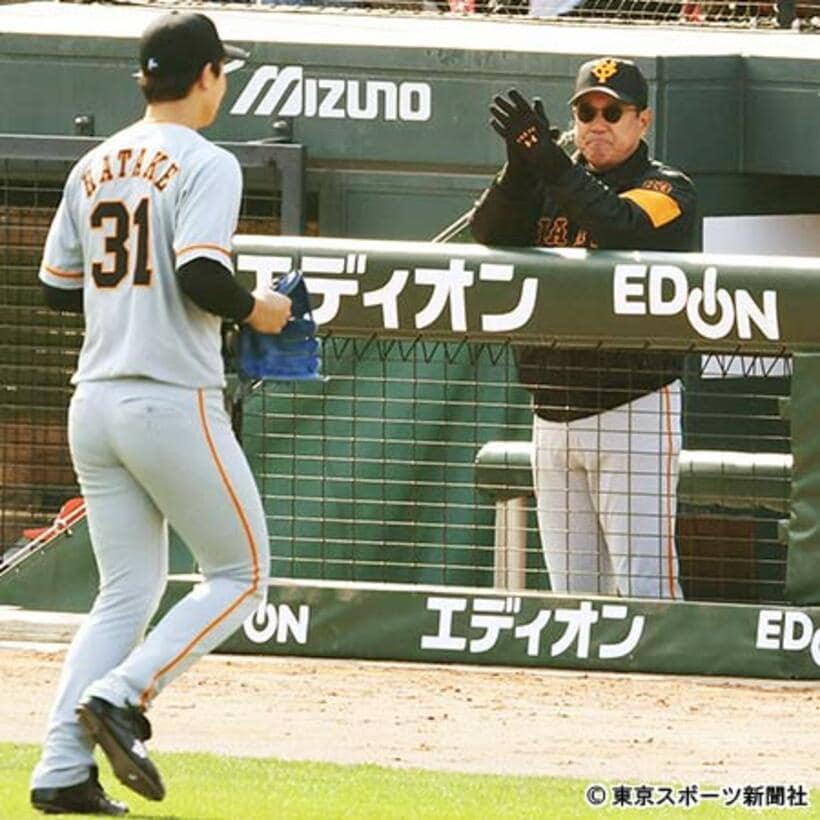  降板する畠（左）を拍手で迎える原監督