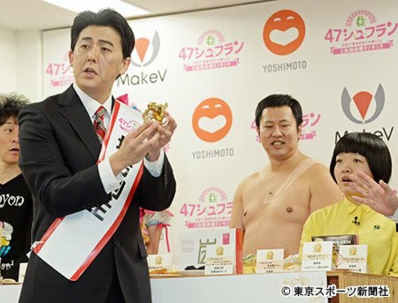 安倍晋三首相のものまねをする「ビスケッティ」の佐竹正史（左）