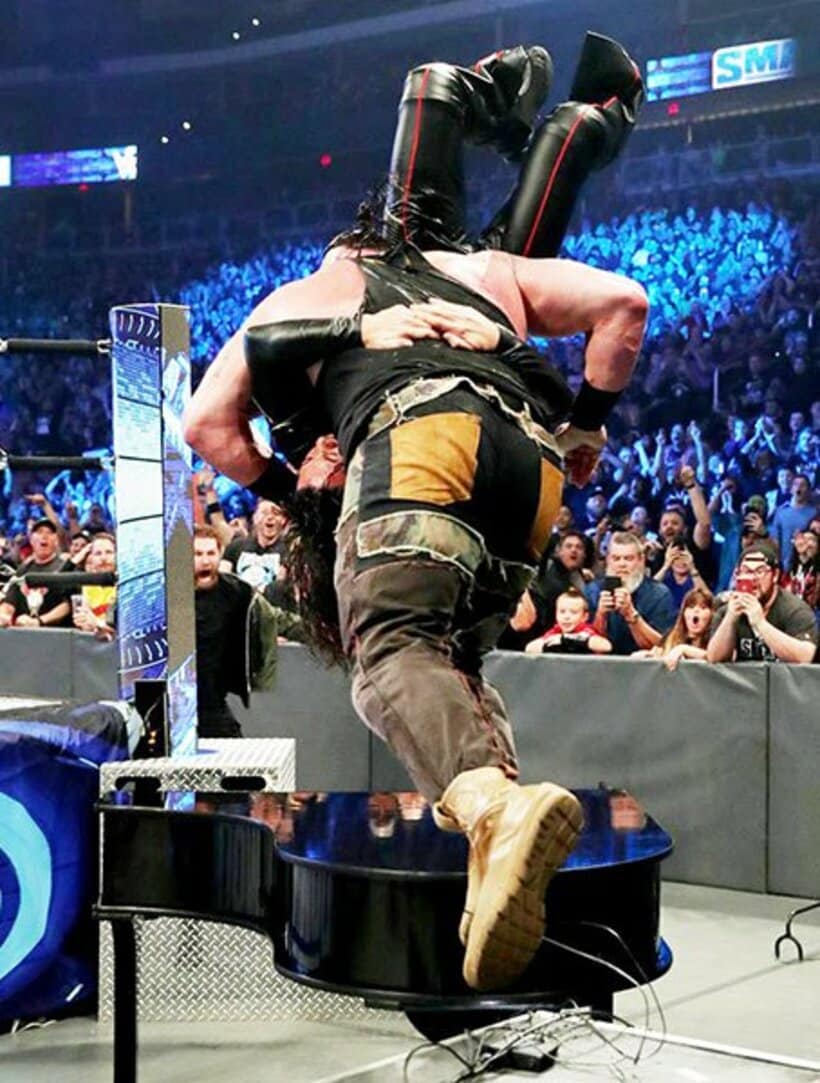  中邑はピアノの上のパワースラムでストローマンに屈辱のフォール負け（Ｃ）2020 WWE, Inc. All Rights Reserved.