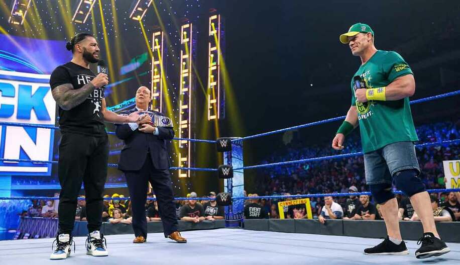 リングで舌戦を繰り広げるレインズ（左）とジョン・シナ (2021 WWE, Inc. All Rights Reserved.)
