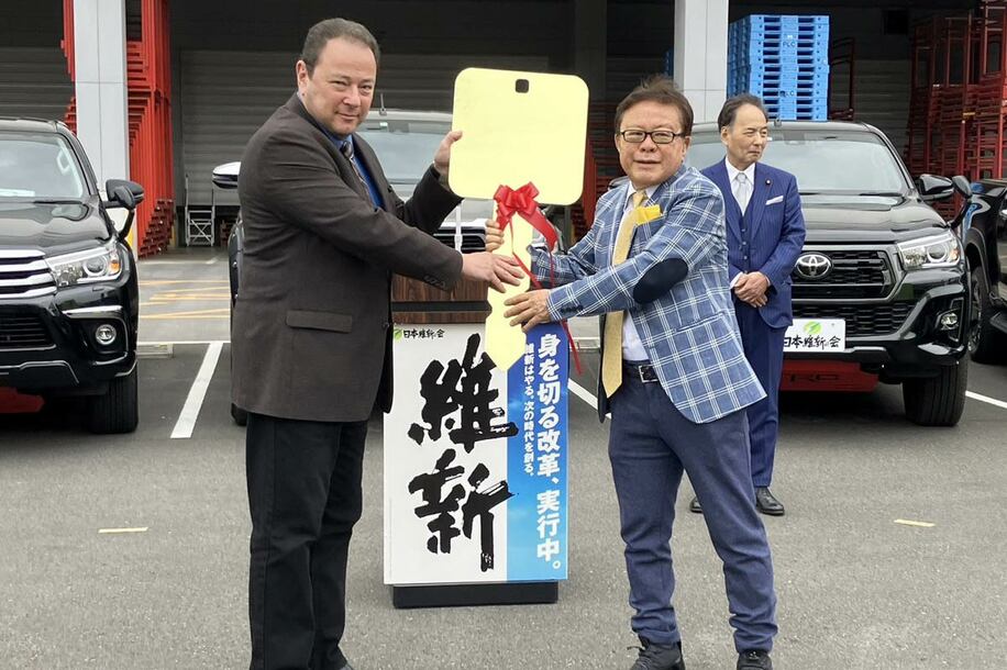 駐日ウクライナ大使のコルスンスキー氏（左）にカギを渡す日本維新の会の猪瀬直樹参院議員