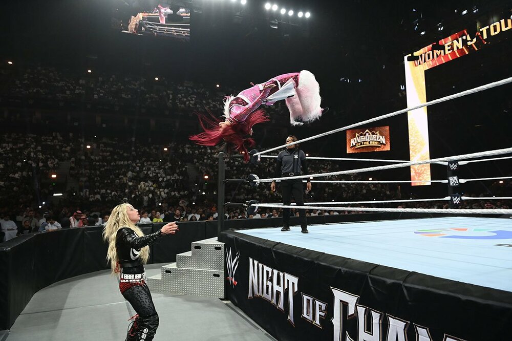場外のリブ・モーガン(左)にケブラーダを放つイヨ・スカイ（©WWE）