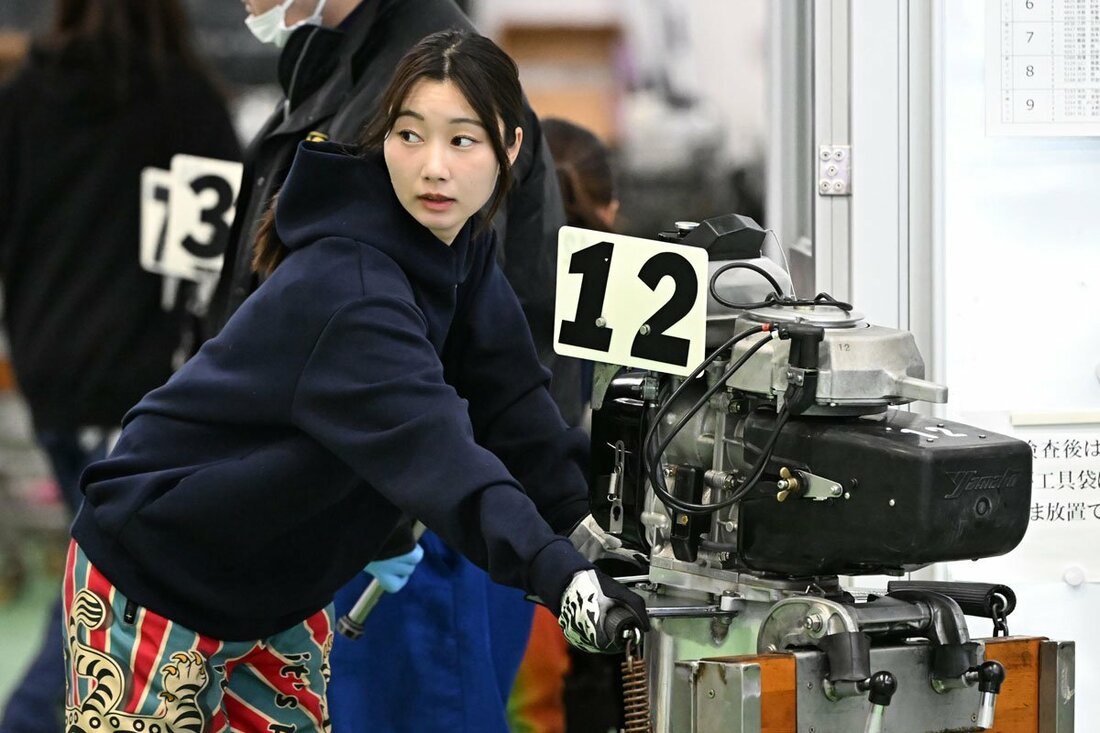 前検で12号機を調整する武井莉里佳