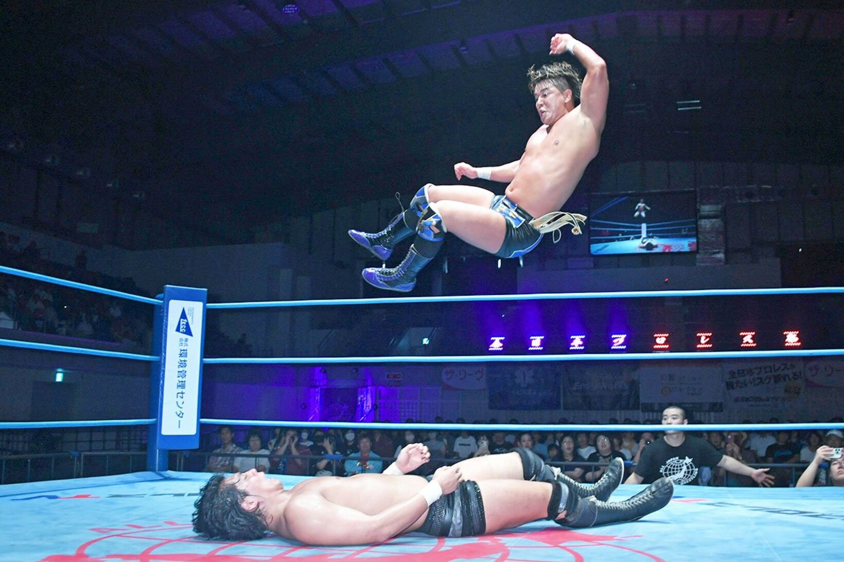 青柳優馬(上)から容赦ない攻撃を受けた安齊