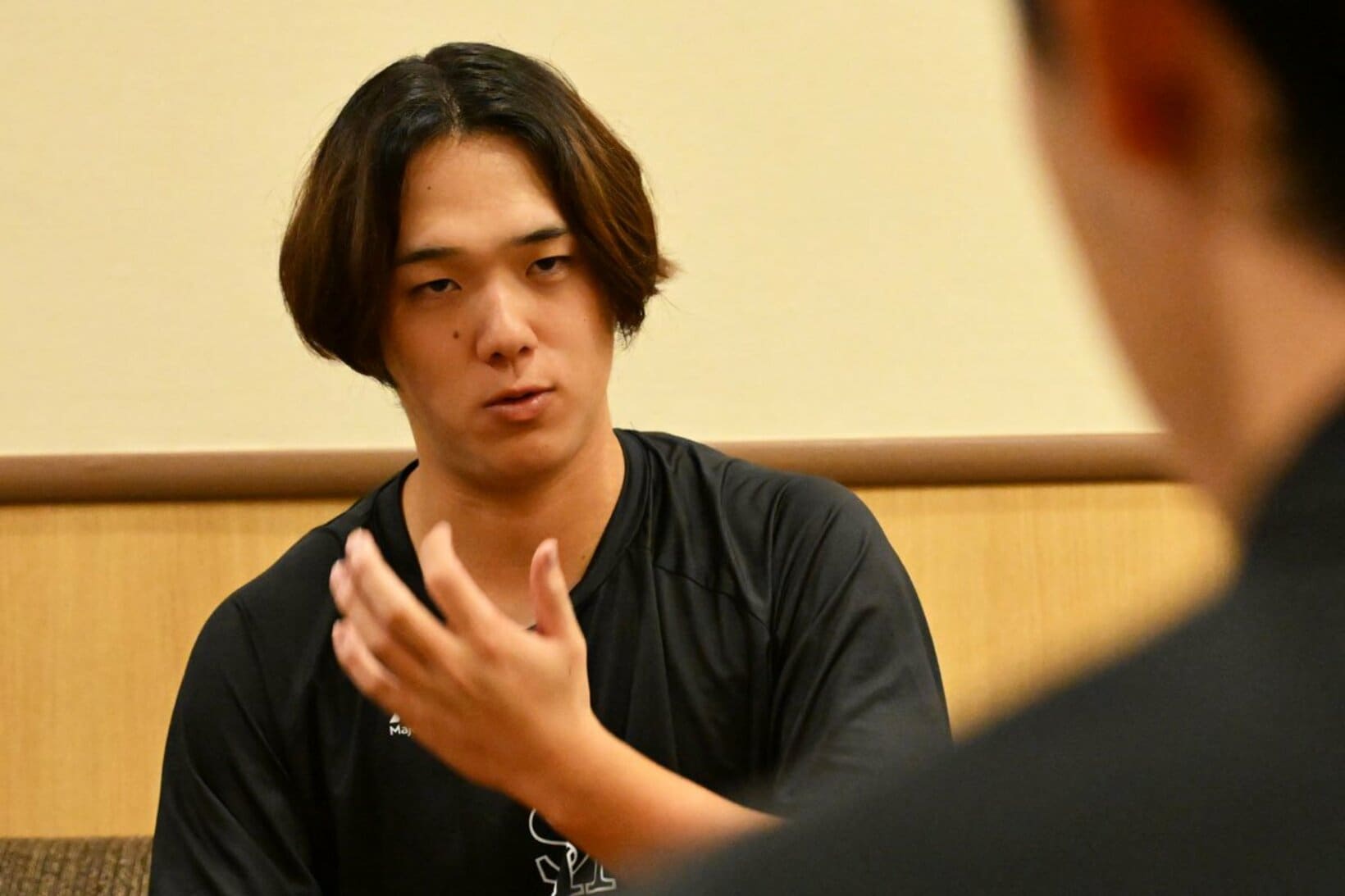 インタビューに真摯に答えるソフトバンク・小林樹斗