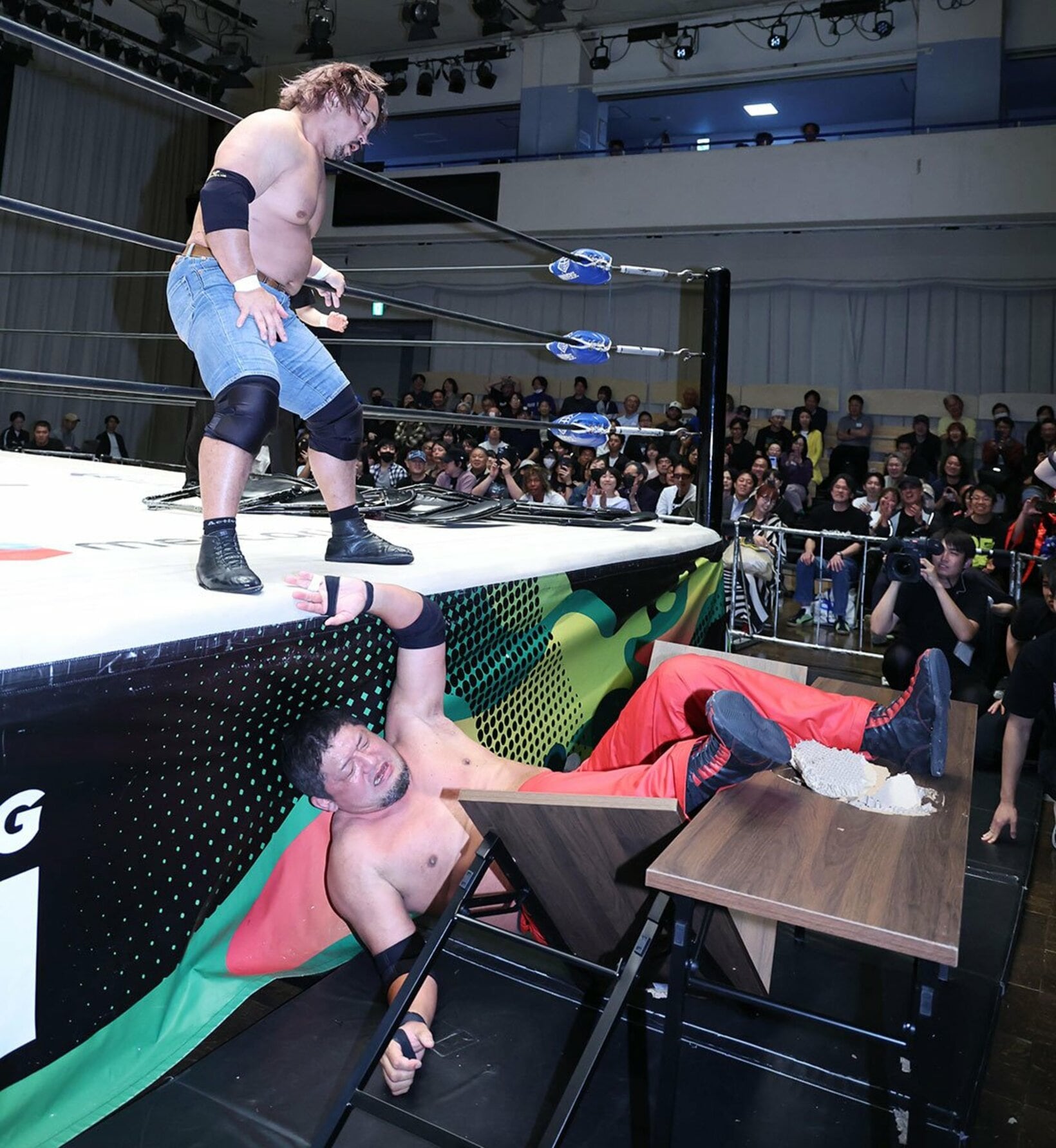 場外のテーブルに投げ落とされた石川修司(下)