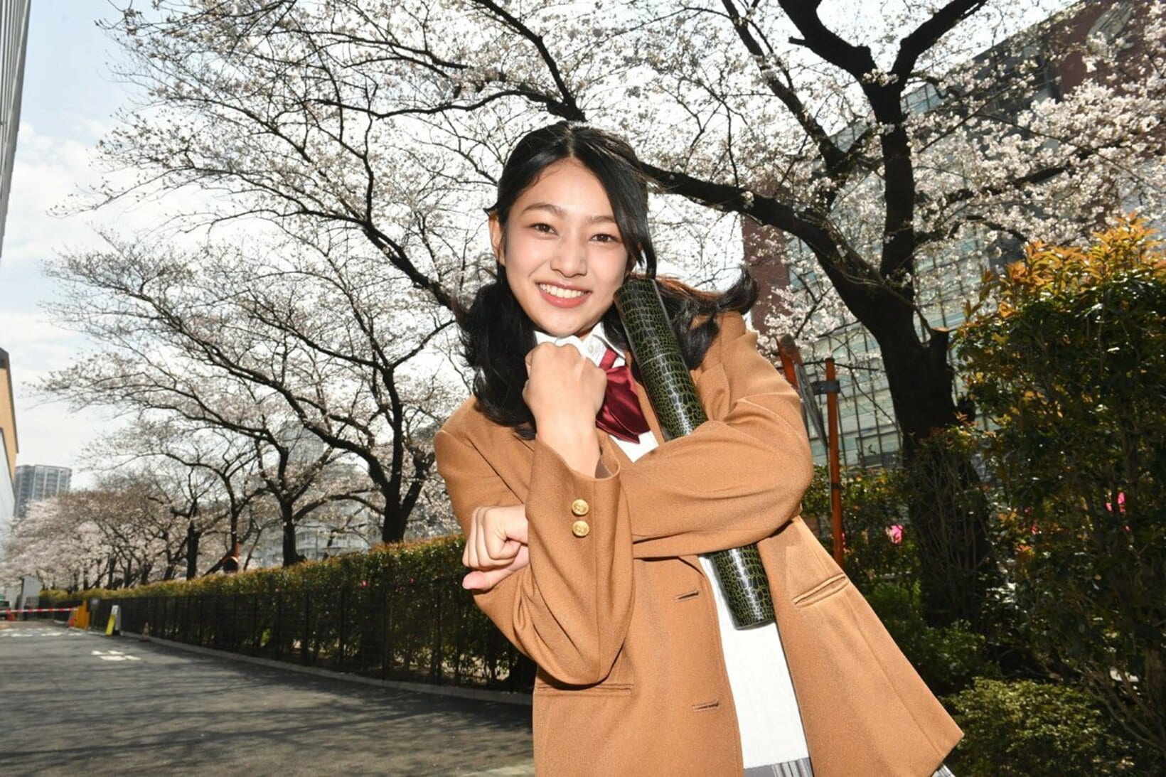 特技のブラジリアン柔術のポーズを決める虹咲カリナ