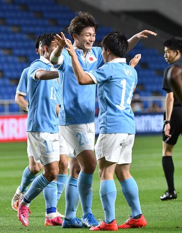  ゴールを決めMF相馬勇紀(右)らと喜ぶFW上田綺世
