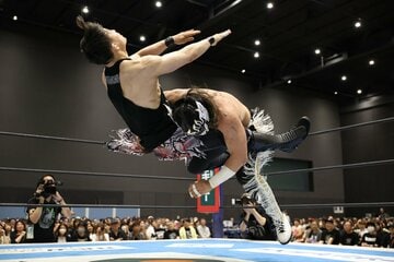 卑劣殺法を繰り出すSHO(左)を、地力で上回ったエル・デスペラード