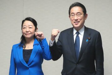岸田首相(右)と参院大分補選に立候補する白坂亜紀氏