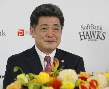  退任会見で笑みを浮かべる工藤監督(東スポWeb)