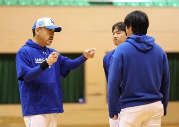 サムスンの二軍投手コーチとして若手を指導する筆者（左）