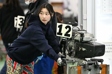 前検で12号機を調整する武井莉里佳
