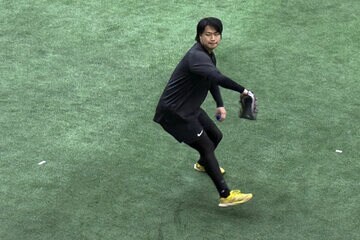 自主練習する松浦慶斗投手