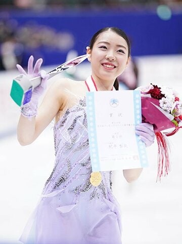  表彰式でスタンドに手を振る紀平梨花（代表撮影）