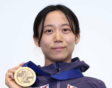 帰国し世界選手権３位のメダルを披露した高木美帆