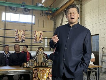 会見に乱入した橋本大地（右）は田中将斗（左）の前で、父が巻いたベルト取りを宣言