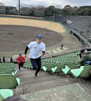 階段ダッシュなどのハードなメニューを消化した阪神・青柳