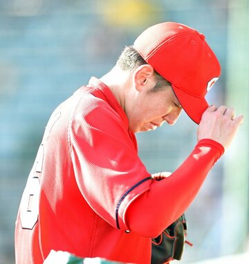  ５回、肩を落としてベンチに下がる広島・遠藤