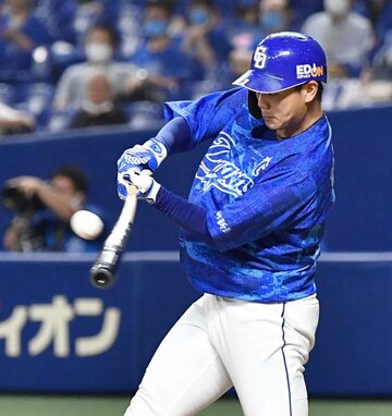  阪神戦の初回、ガルシアから同点適時打を放った高橋周