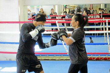レイチェル夫人（右）を相手にミット打ちを行うノニト・ドネア