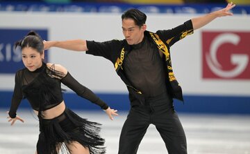 練習を行った村元哉中(左)と高橋大輔