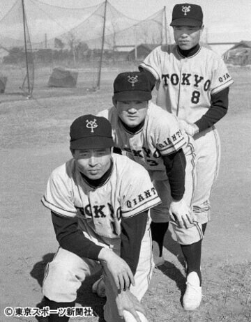 王貞治、長嶋茂雄と写真に納まる巨人時代の吉田勝豊（手前から＝１９６５年２月）