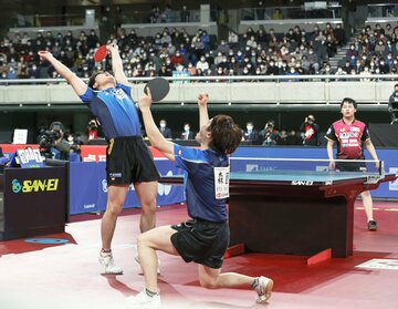 優勝を決め、のけぞって喜ぶ張本(左)と森薗（代表撮影）