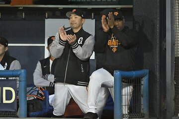 阿部慎之助監督（左）とウィーラーコーチ