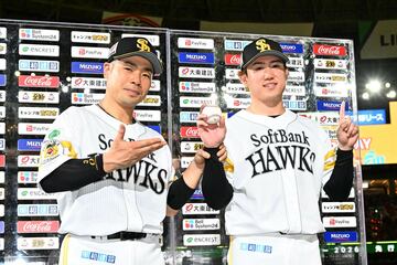 ウイニングボールを持ち笑顔の木村光（右）と近藤健介