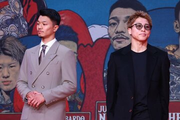 なんかよそよそしい？井上尚弥(右)と中谷潤人