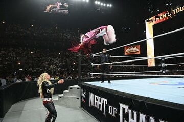場外のリブ・モーガン(左)にケブラーダを放つイヨ・スカイ（©WWE）