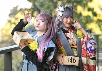 池上本門寺で節分の豆まきを行った２人