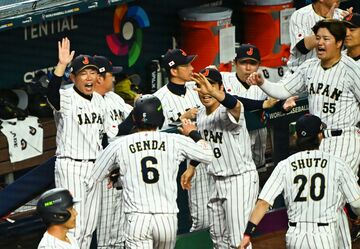 本塁生還した源田壮亮（中央左）を出迎えるベンチの井端弘和監督（左）　