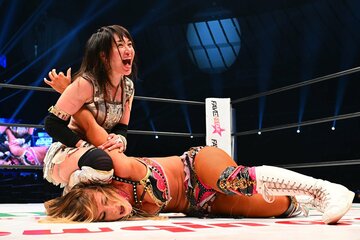 メーガン・ベーン(下)に勝利した朱里