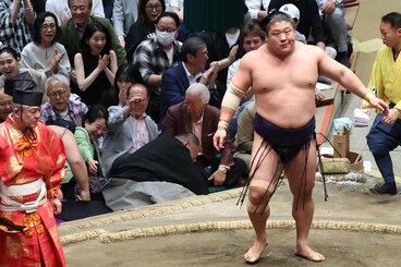 V戦線に踏みとどまった若隆景(右)