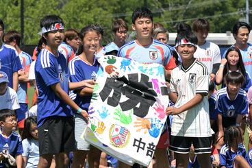 遠藤航らと記念撮影するU―17女子日本代表DF・若月いずみ(左から2人目)