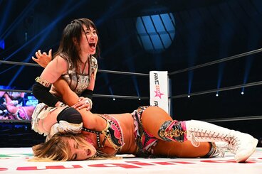 メーガン・ベーン(下)に勝利した朱里