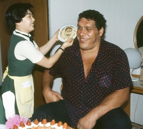 アンドレの誕生日会を独占取材！ 知人女性の〝Fワード返し〟に破顔