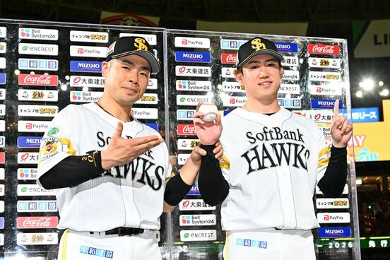 ウイニングボールを持ち笑顔の木村光（右）と近藤健介