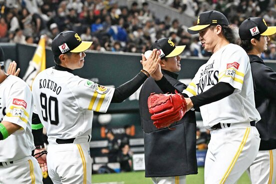 ９回を締め、小久保監督(左)にウイニングボールを渡すソフトバンク・杉山一樹