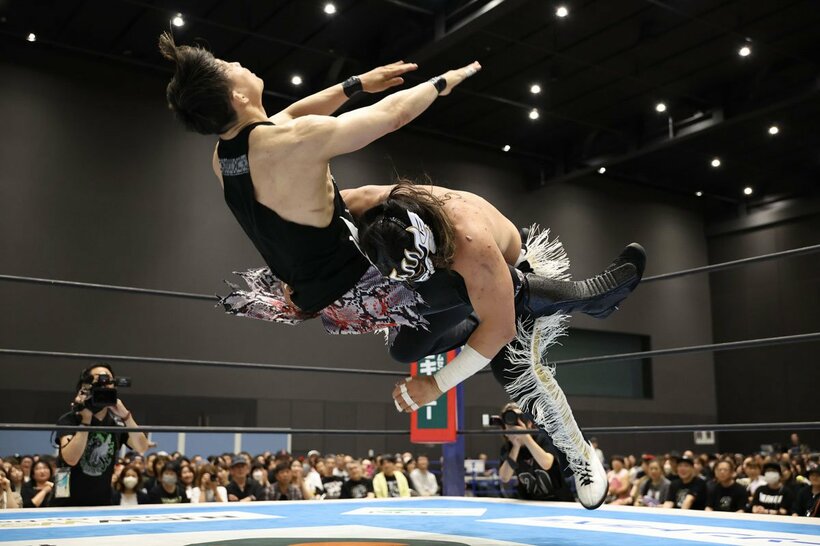 卑劣殺法を繰り出すSHO(左)を、地力で上回ったエル・デスペラード