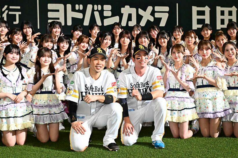 HKT48に祝福される近藤健介（左）と栗原陵矢