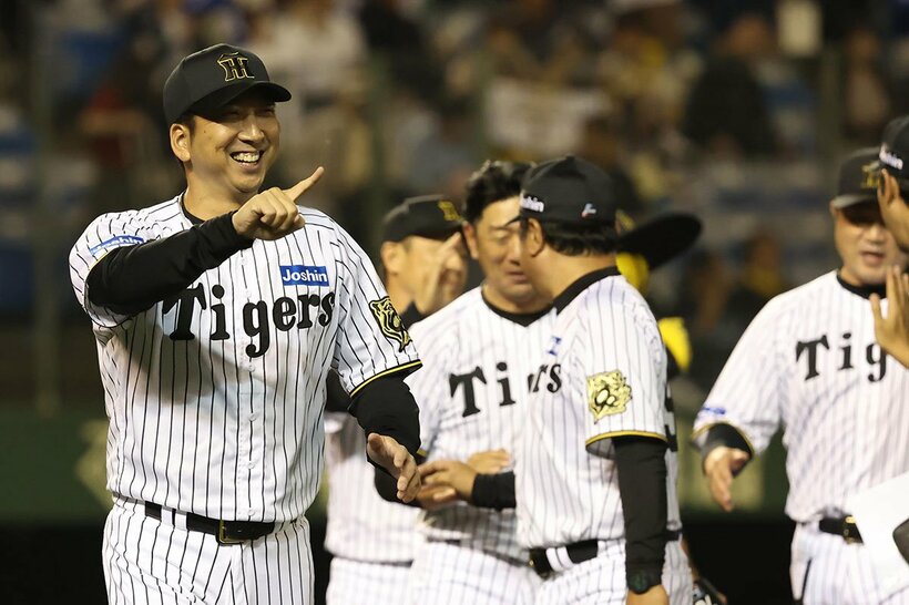 サヨナラ勝ちし笑顔でナインを迎える藤川監督