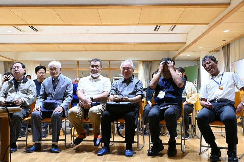 結果を聞き残念そうな表情を浮かべた村上氏の同級生