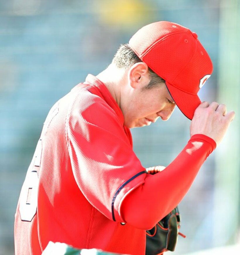  ５回、肩を落としてベンチに下がる広島・遠藤