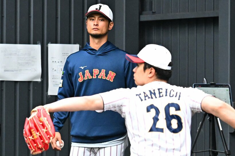 捕手にもアドバイスしたダルビッシュ。手前は種市篤暉