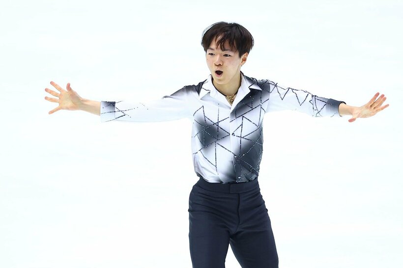 スピンでのミスもありながら、NHK杯のSPは首位発進となった鍵山優真